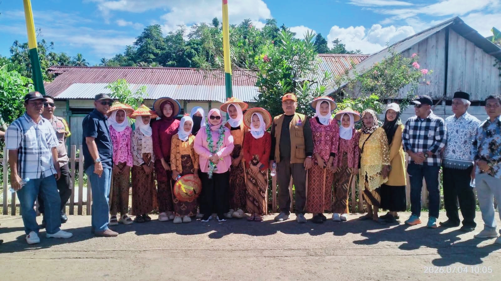 Wakil Bupati Tojo Una-una, Surya Lapasiri , di sambut pengalungan bunga Oleh pemerintah Desa dan Tokoh Masyarakat setibanya di desa Molowagu kecamatan Badudaka , Sabtu ,4/7/2026.foto: Budi Dako.